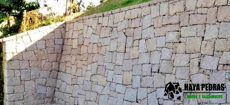 Muro de Pedra Bruta
